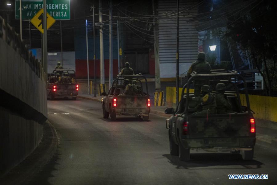  CIUDAD DE MEXICO, 24 diciembre, 2020 (Xinhua) -- Elementos del Ejército mexicano custodian el recorrido de unas vacunas contra la enfermedad causada por el nuevo coronavirus (COVID-19) hacia el Hospital Militar de la Zona "Santa María Rayón", en la Ciudad de México, capital de México, en las primeras horas del 24 de diciembre de 2020. México inició el jueves la vacunación contra la COVID-19, con la dosis del laboratorio estadounidense Pfizer y su socio alemán BioNTech, dando prioridad a personal médico y de enfermería del país. (Xinhua/Ricardo Flores)