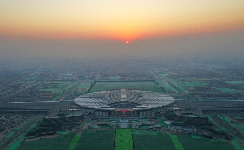 Esta foto aérea del 27 de diciembre de 2020 muestra la Estación de Ferrocarril de Xiong'an al amanecer en la Nueva área de Xiong'an, provincia de Hebei, en el norte de China. [Foto / Xinhua]