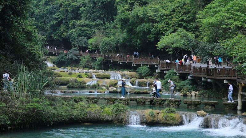 Peque?as cascadas de la zona turística de Libo, provincia de Guizhou. [Foto: Yao Xiandun/ Chinadaily]