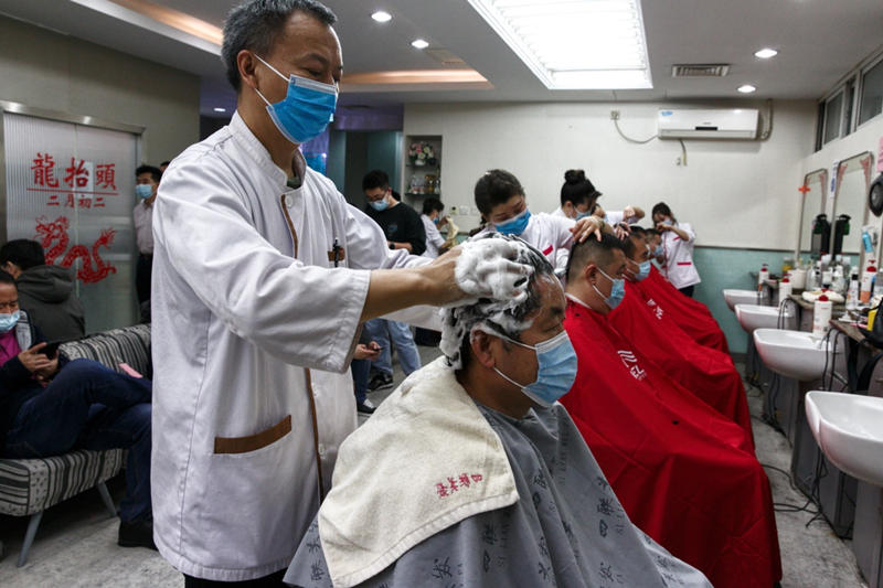 La barbería-peluquería Silian, ubicada en la atractiva calle de Wangfujing, hoy tuvo que “madrugar” para atender a la mayor cantidad de clientes diarios del a?o, Beijing, 14 de marzo del 2021. [Foto: Jiang Dong/ China Daily]