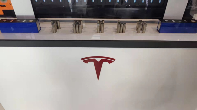 Tesla presenta batería de energías renovables en la IV Exposición Internacional de Importaciones de China que se celebra en Shanghai, 8 de noviembre del 2021. [Foto: Sun Chi/ China Daily]