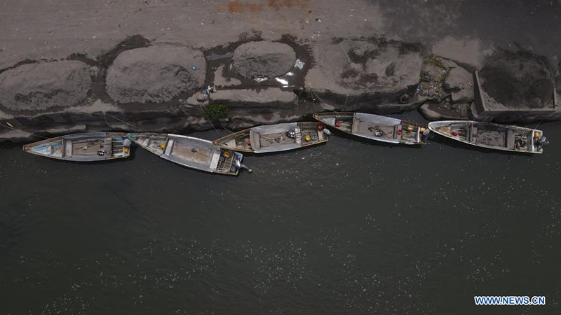 Imagen tomada con un dron de lanchas en la orilla del río Lempa, en el departamento de Usulután, El Salvador, el 18 de marzo de 2022. El río Lempa es fuente de agua potable de alrededor de 1,5 millones de habitantes del área metropolitana de San Salvador. El Día Mundial del Agua se conmemora anualmente el 22 de marzo para recordar la relevancia del vital líquido. (Xinhua/Alexander Pe?a)