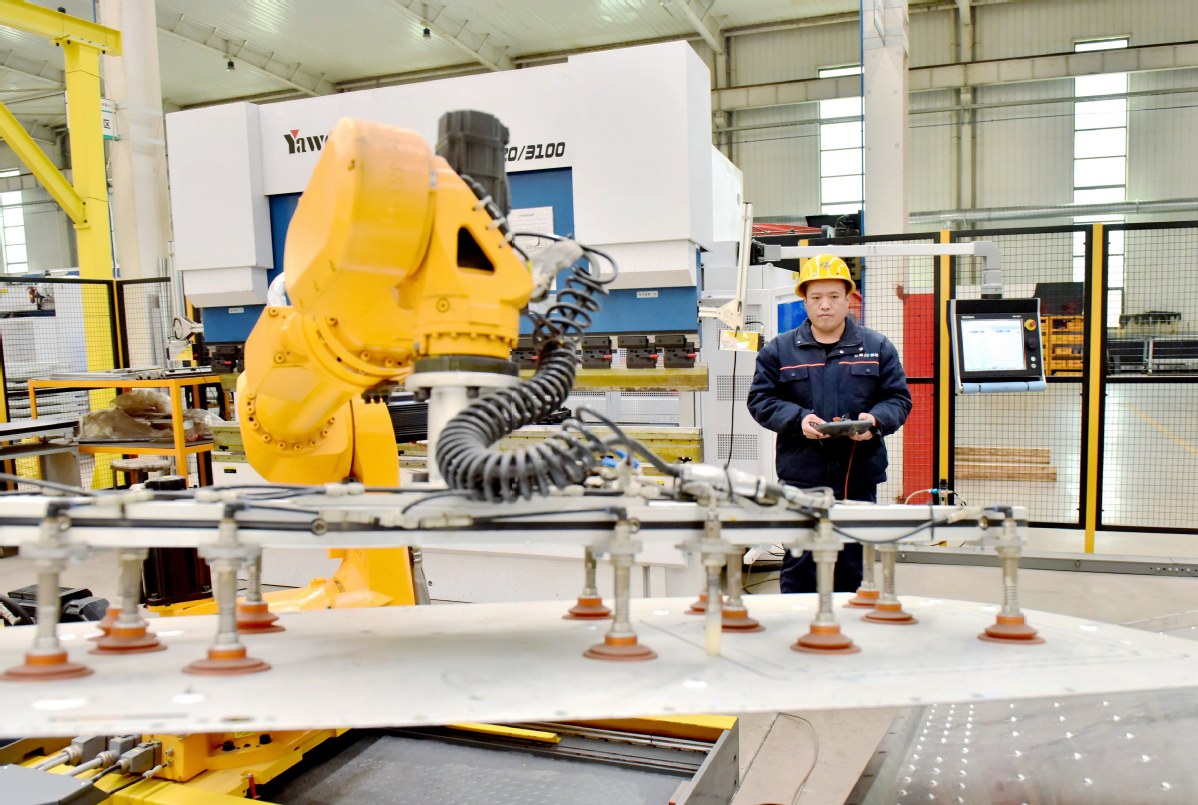 Un miembro del personal opera un brazo robótico en una empresa de equipos de energía eléctrica en el condado Weixian de Xingtai, provincia de Hebei, en el norte de China, el 11 de marzo de 2024. [Foto/Xinhua]