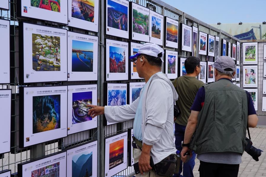 Aficionados a la fotografía visitan una exposición fotográfica durante el 24o Festival Internacional de Fotografía de Pingyao, en el distrito del mismo nombre, ubicado en la provincia septentrional china de Shanxi, el 19 de septiembre de 2024. (Xinhua/Chen Zhihao)