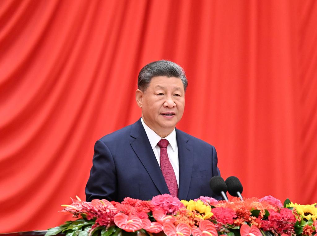 BEIJING, 30 septiembre, 2024 (Xinhua) -- El presidente chino, Xi Jinping, también secretario general del Comité Central del Partido Comunista de China (PCCh) y presidente de la Comisión Militar Central, pronuncia un discurso durante una recepción celebrada con motivo del 75o aniversario de la fundación de la República Popular China, en el Gran Palacio del Pueblo, en Beijing, capital de China, el 30 de septiembre de 2024. (Xinhua/Xie Huanchi)